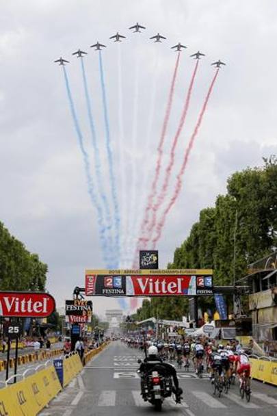 Il passaggio della pattuglia acrobatica francese durante il primo giro del circuito cittadino di 6250 metri ripetuto otto volte. Epa